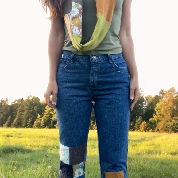 Patched Ladies Levis Relaxed high waist jeans. - Picture 5 of 11